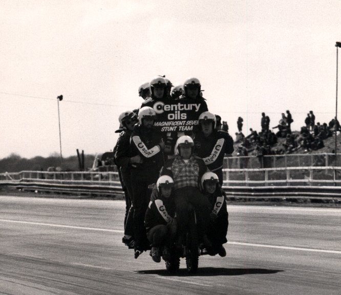 22 Men on a Kawasaki 900